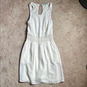 Kimchi Blue Off White Sleeveless Rayon Summer Pleated Sheath Dress. Size 0